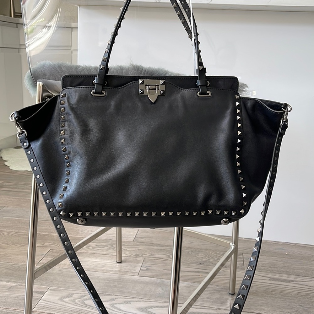 Valentino garavani medium rockstud tote